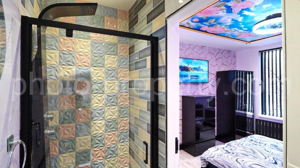 Bright, modern en-suite double bedroom with sty...