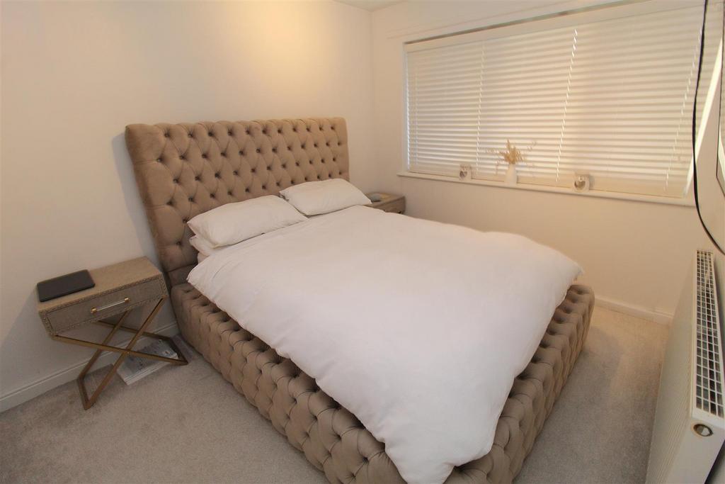 Bed2a.JPG