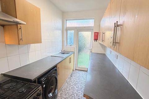 3 bedroom terraced house to rent, Ilford, IG1