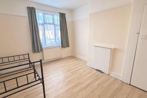 3 bedroom terraced house to rent, Ilford, IG1