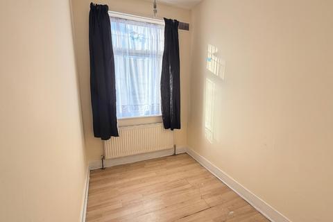 3 bedroom terraced house to rent, Ilford, IG1