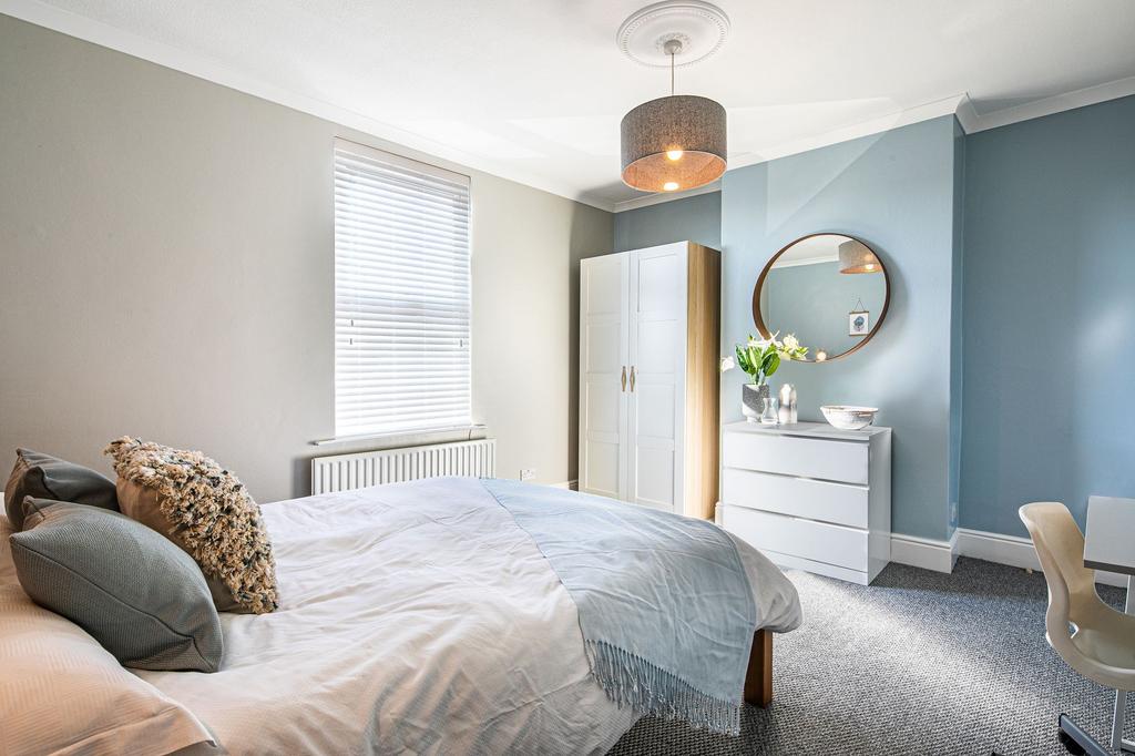 A spacious and inviting bedroom featuring a com...