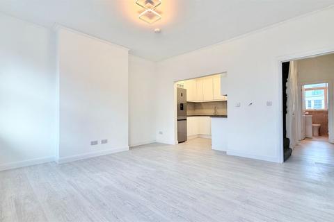 3 bedroom apartment to rent, London NW11