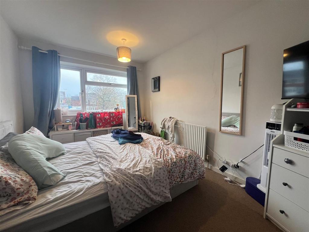 Bedroom 1.jpg