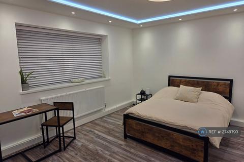Studio to rent, Mitchell House, London, N1
