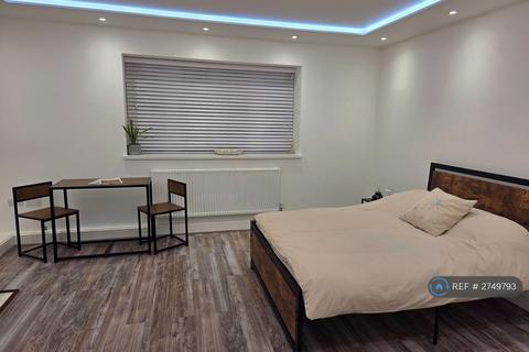 Studio to rent, Mitchell House, London, N1