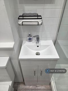 Studio to rent, Mitchell House, London, N1