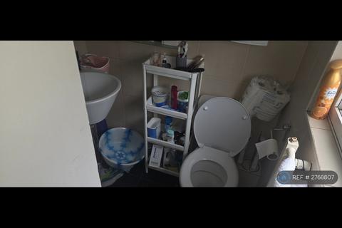 1 bedroom in a house share to rent, Steyne Road, London, W3
