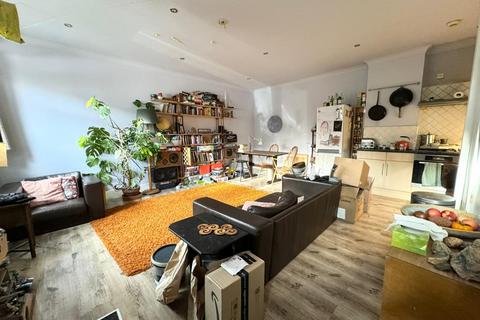 3 bedroom flat to rent, The Mews, Turnpike Lane