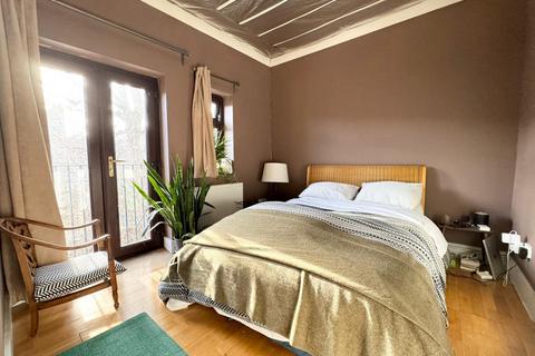 3 bedroom flat to rent, The Mews, Turnpike Lane