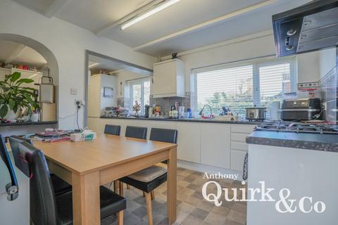 3 bedroom detached house for sale, Westcliff Gardens, Canvey Island, SS8
