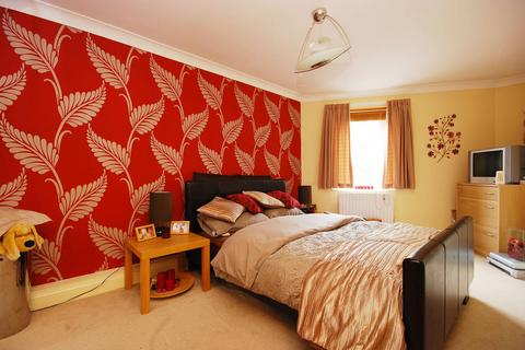 2 bedroom flat to rent, Colegrove Road, Peckham, London, SE15