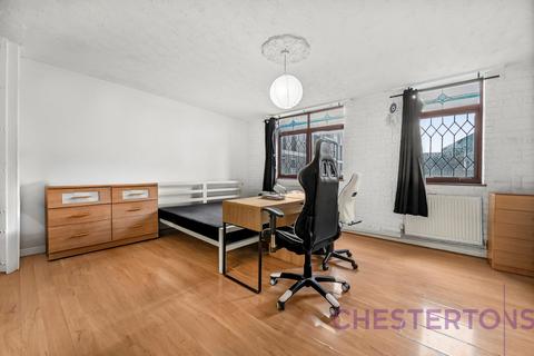 3 bedroom flat to rent, Seyssel Street, London