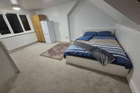 1 bedroom in a house share to rent, Douglas Crescent, Hayes UB4