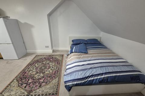1 bedroom in a house share to rent, Douglas Crescent, Hayes UB4
