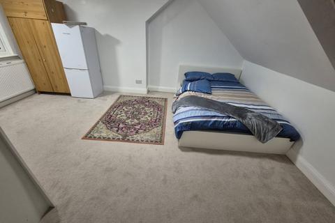 1 bedroom in a house share to rent, Douglas Crescent, Hayes UB4