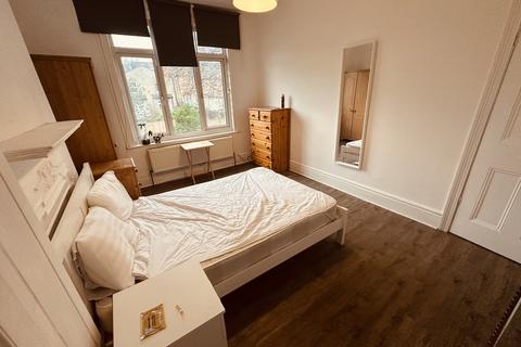 1 bedroom in a house share to rent, Maidstone Road, London N11