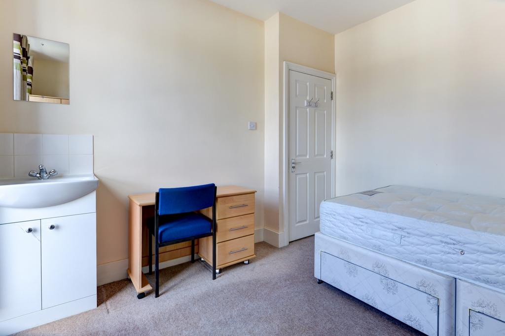 Bright, clean single bedroom with a comfortable...