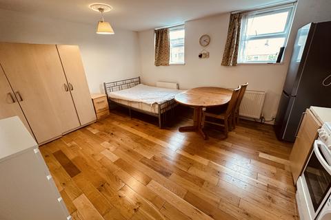 Studio to rent, Holloway Road, London N7