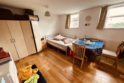 Studio to rent, Holloway Road, London N7