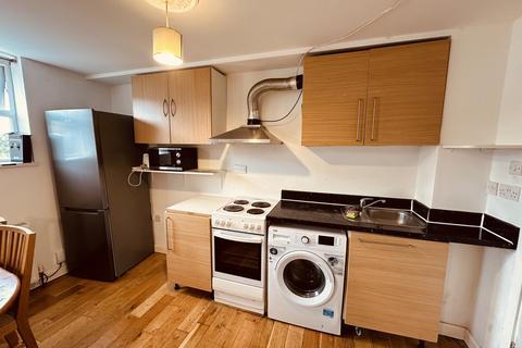Studio to rent, Holloway Road, London N7
