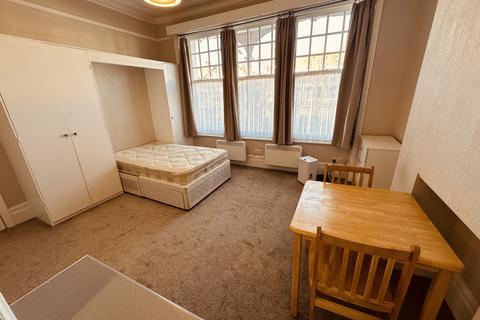 Studio to rent, Queens Avenue, London N10