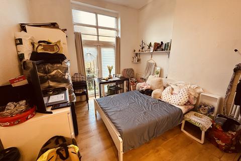 Studio to rent, Brecknock Road, London N19