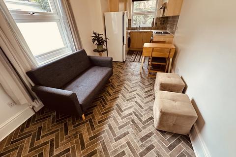 2 bedroom flat to rent, Sussex Way, London N7