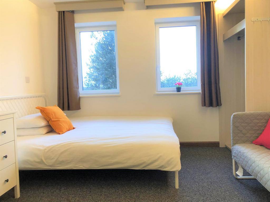 Bright and welcoming double bedroom featuring c...