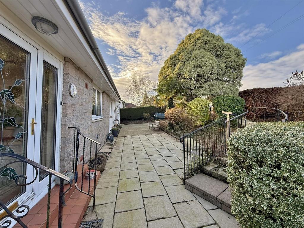 Front entrance to the driveway