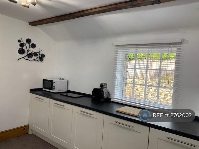 Extensive Kitchen Cupboards And Worktops