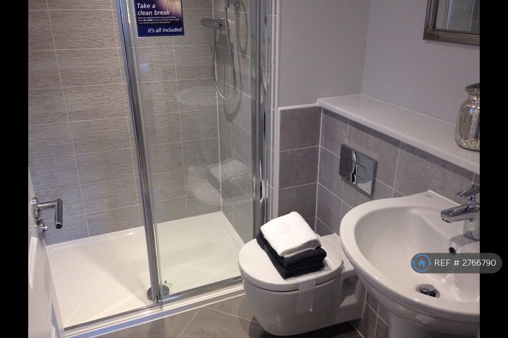 En-Suite Bathroom To Bedroom 1