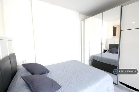 Studio to rent, Kenton Court, London, W14