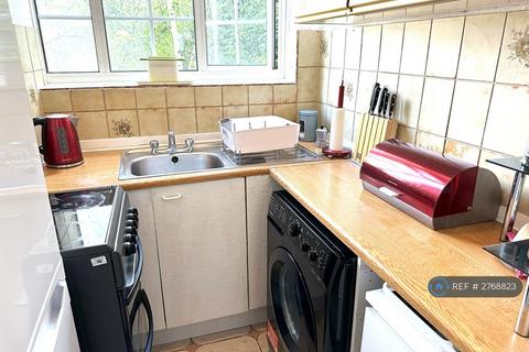 Studio to rent, Kenton Court, London, W14