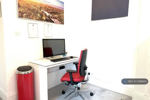 Studio to rent, Kenton Court, London, W14