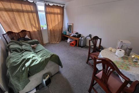 2 bedroom terraced house to rent, Wadesmill Walk, Manchester, M13 9UX