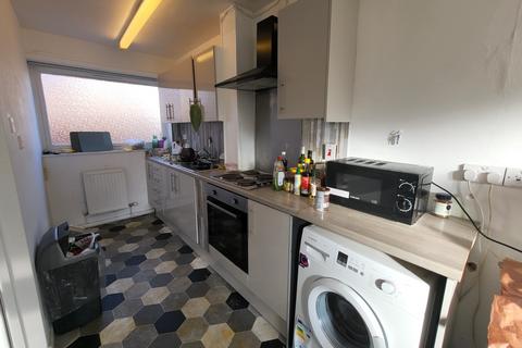 2 bedroom terraced house to rent, Wadesmill Walk, Manchester, M13 9UX