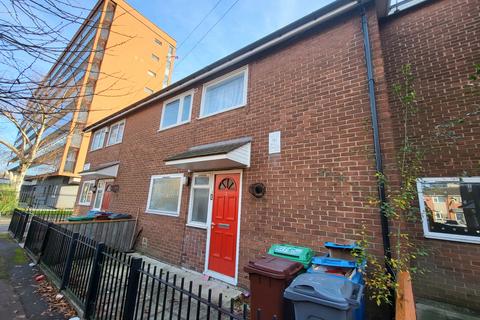 2 bedroom terraced house to rent, Wadesmill Walk, Manchester, M13 9UX