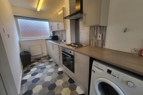 2 bedroom terraced house to rent, Wadesmill Walk, Manchester, M13 9UX