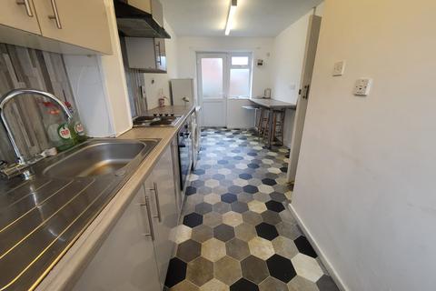 2 bedroom terraced house to rent, Wadesmill Walk, Manchester, M13 9UX