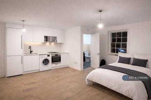 Studio to rent, Peckham High Street, London, SE15