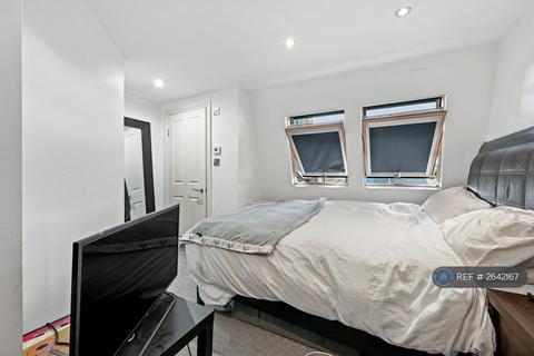 3 bedroom end of terrace house to rent, Langthorne Street, London, SW6