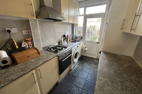 1 bedroom in a house share to rent, Newark Crescent, London NW10