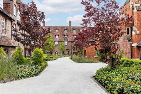 2 bedroom flat for sale, Syresham Gardens, Haywards Heath