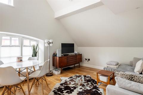 2 bedroom flat for sale, Syresham Gardens, Haywards Heath