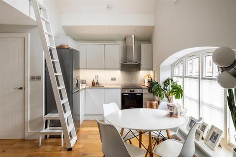 2 bedroom flat for sale, Syresham Gardens, Haywards Heath