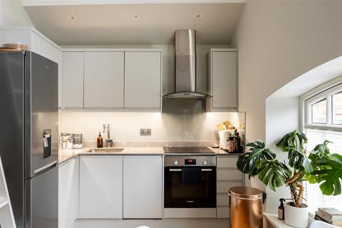 2 bedroom flat for sale, Syresham Gardens, Haywards Heath