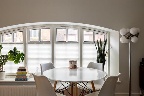 2 bedroom flat for sale, Syresham Gardens, Haywards Heath