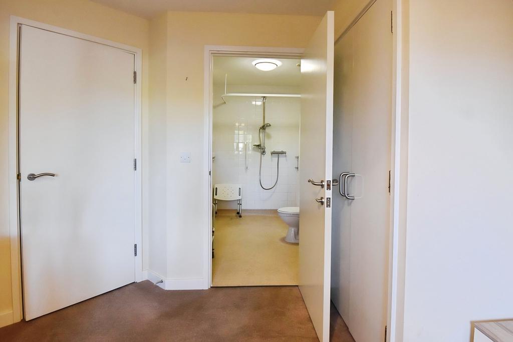 Hallway/ Wet Room