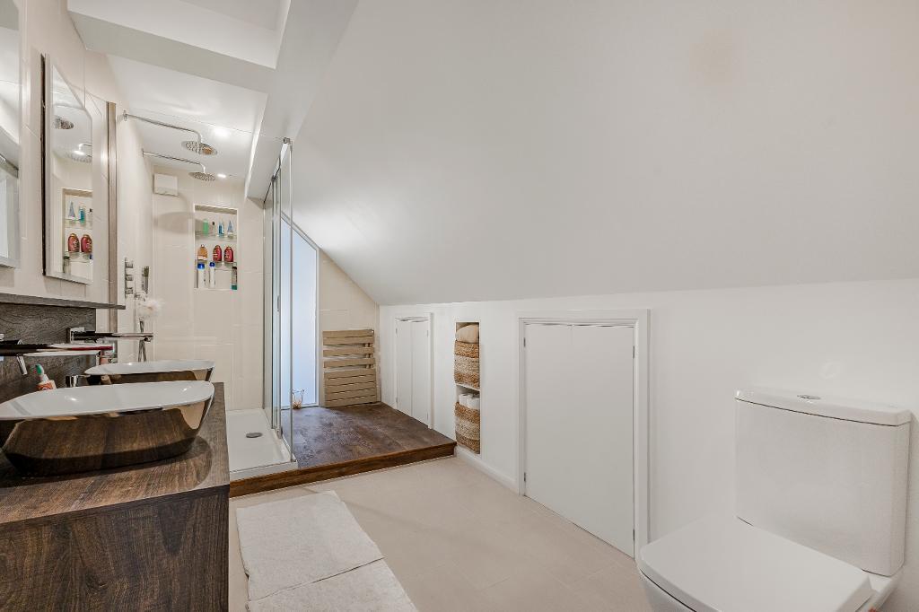 First bedroom en suite